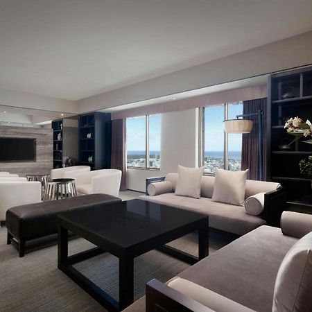 Sheraton Taitung Hotel Dış mekan fotoğraf A living room in a suite at the Ritz-Carlton, Dubai