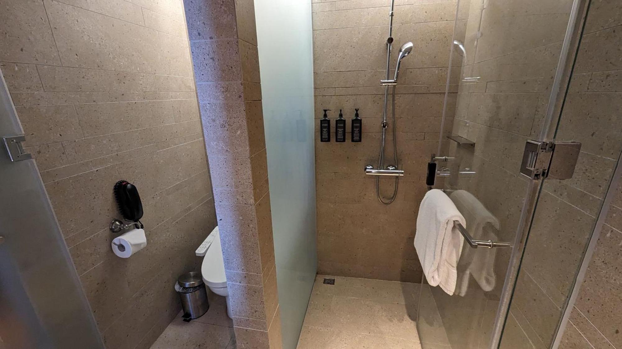 Sheraton Taitung Hotel Dış mekan fotoğraf A shower cubicle in a hotel