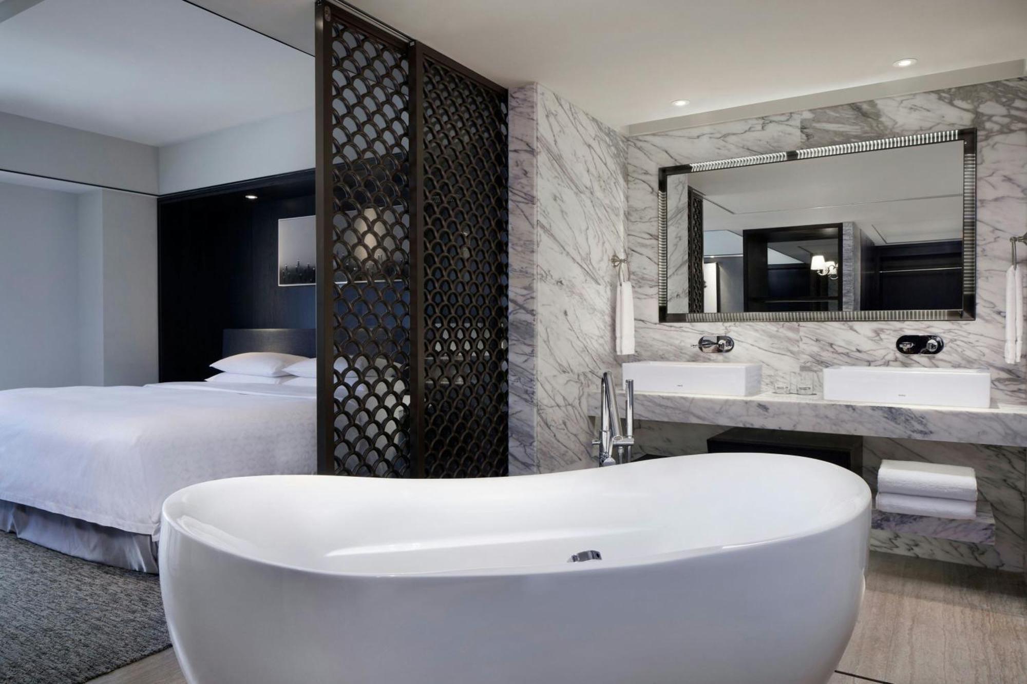 Sheraton Taitung Hotel Dış mekan fotoğraf A bathroom at the hotel